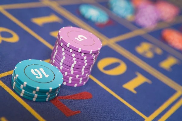 Live dealer and tournament stats on mobile